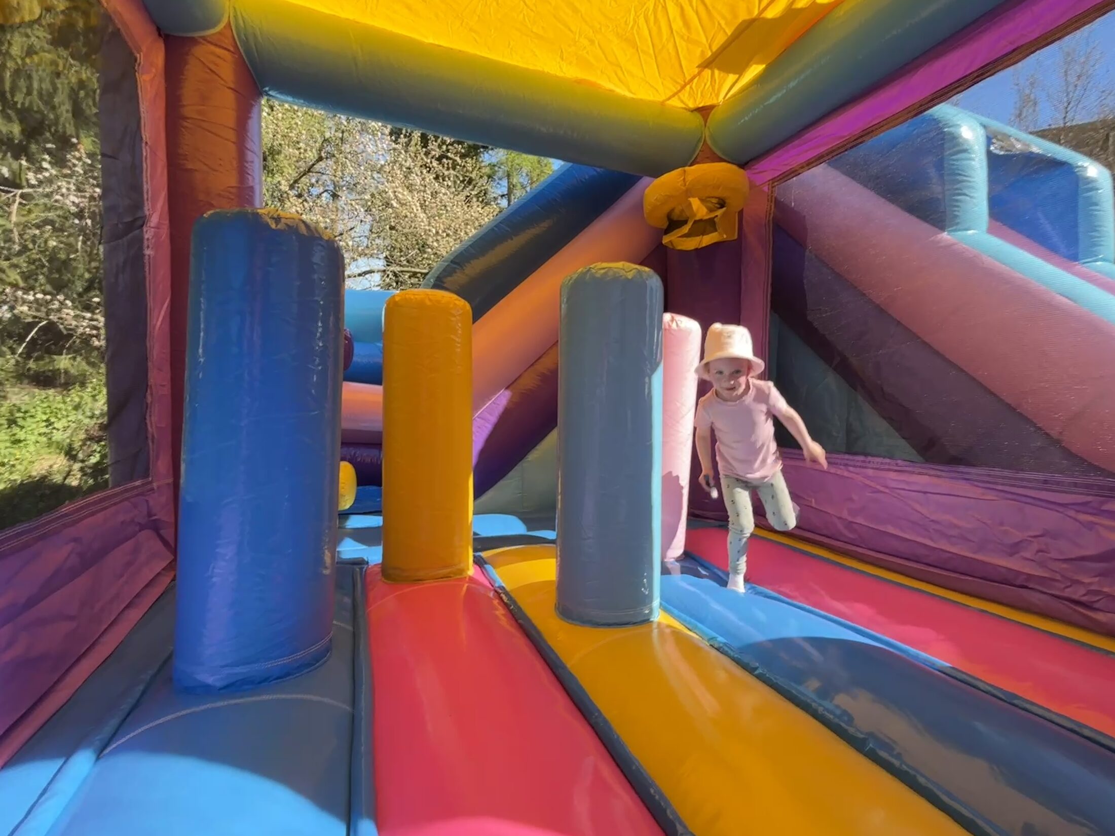 Nafukovací atrakce BubbleYou na dětské akci — fotka 2